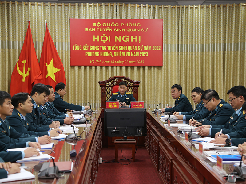 Đại tá Bùi Đức Hiền - Phó Tư lệnh Quân chủng Phòng không - Không quân chủ trì tại điểm cầu Quân chủng.