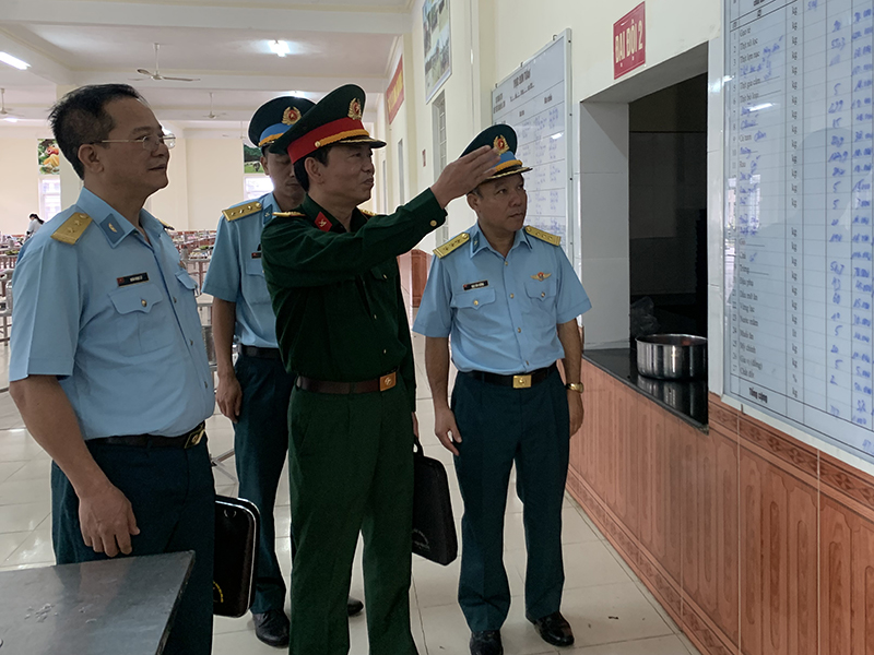 Bộ Tổng tham mưu kiểm tra công tác chuẩn bị ra quân huấn luyện năm 2023 tại Sư đoàn 375
