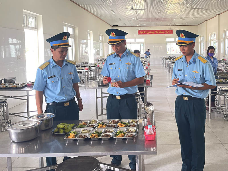 Xác định tiếp nhận, huấn luyện chiến sĩ mới (CSM) là một trong những nhiệm vụ quan trọng, thời gian qua, ngành Hậu cần Sư đoàn 377 đã chủ động tham mưu, hướng dẫn, chỉ đạo các cơ quan, đơn vị xây dựng kế hoạch, triển khai toàn diện các mặt công tác hậu cần, bảo đảm điều kiện tốt nhất cho huấn luyện CSM năm 2023.