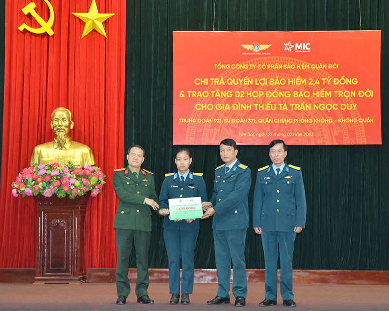 Tổng Công ty Cổ phần Bảo hiểm Quân đội thăm hỏi, động viên, tặng quà gia đình Thiếu tá, Liệt sĩ, Phi công Trần Ngọc Duy
