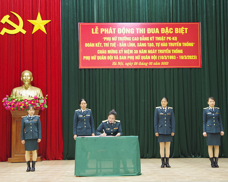 Phụ nữ Trường Cao đẳng Kỹ thuật PK-KQ đoàn kết, trí tuệ - bản lĩnh, sáng tạo, tự hào tuyền thống