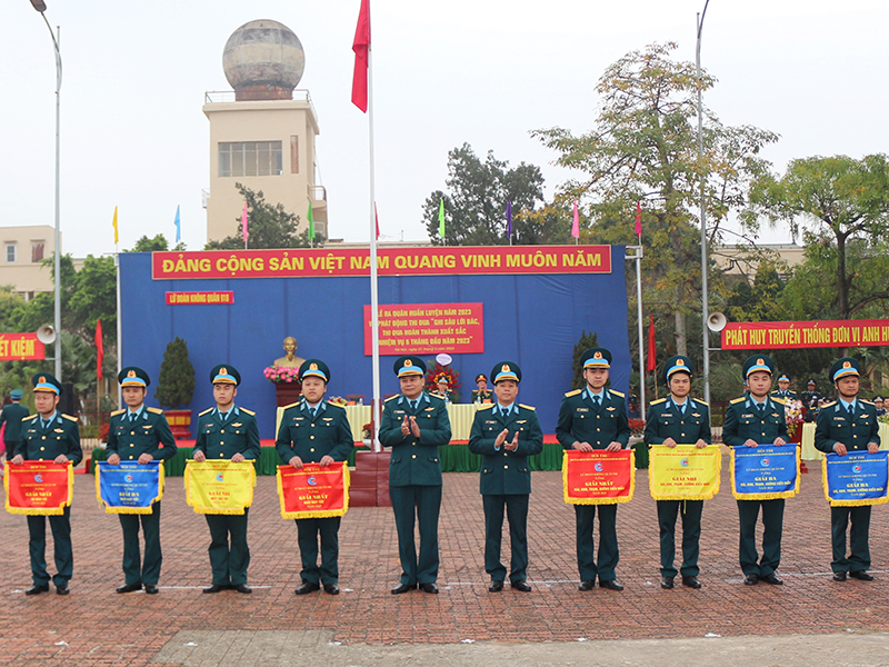 Các đơn vị trong Quân chủng Phòng không - Không quân ra quân huấn luyện năm 2023