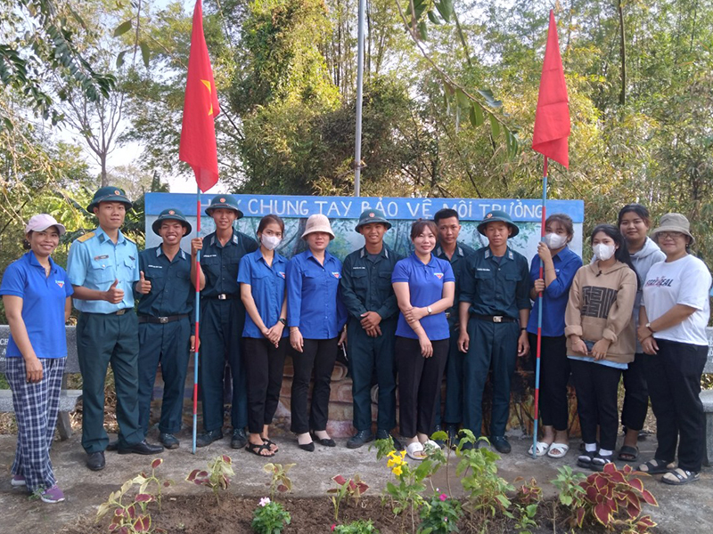 Tuổi trẻ Sư đoàn 377 giúp nhân dân trên địa bàn đóng quân vệ sinh môi trường