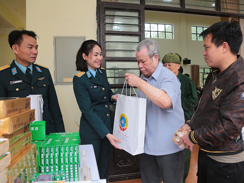 Quân chủng Phòng không - Không quân hành quân về nguồn tại xã Bộc Nhiêu, huyện Định Hóa, tỉnh Thái Nguyên