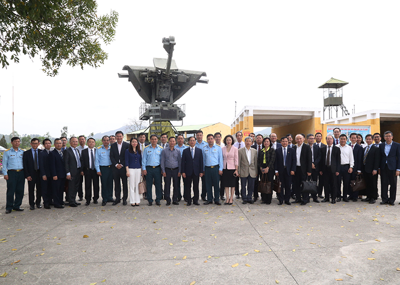 Bộ trưởng Bộ Ngoại giao Bùi Thanh Sơn thăm và làm việc tại Tiểu đoàn 184
