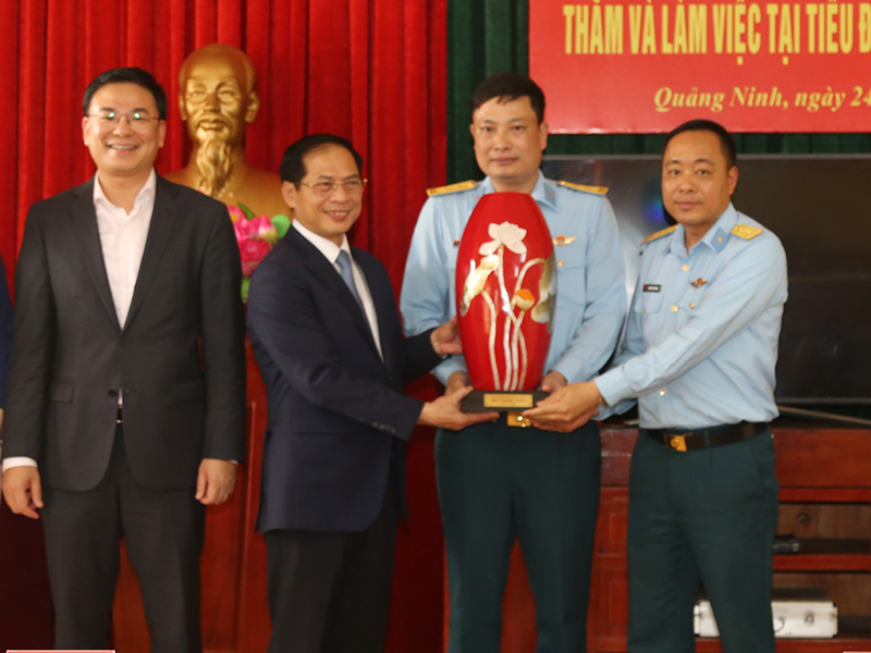 Bộ trưởng Bộ Ngoại giao Bùi Thanh Sơn thăm và làm việc tại Tiểu đoàn 184