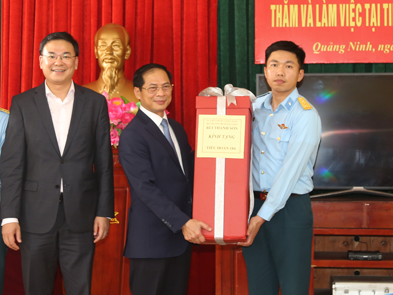 Bộ trưởng Bộ Ngoại giao Bùi Thanh Sơn thăm và làm việc tại Tiểu đoàn 184