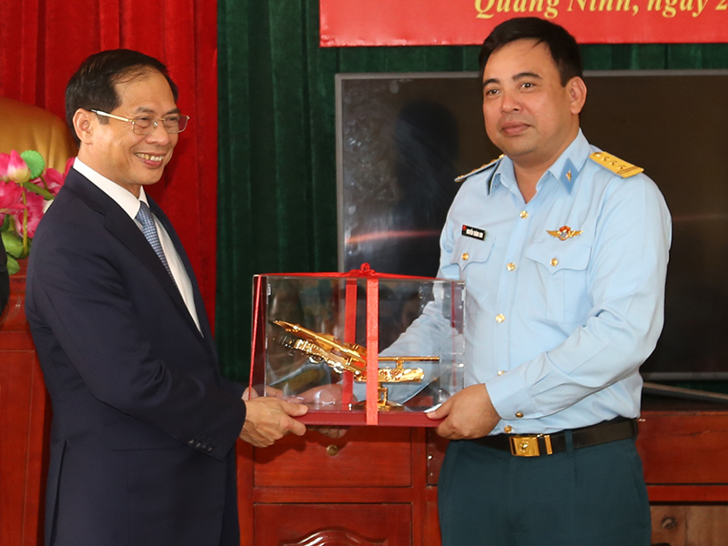 Bộ trưởng Bộ Ngoại giao Bùi Thanh Sơn thăm và làm việc tại Tiểu đoàn 184