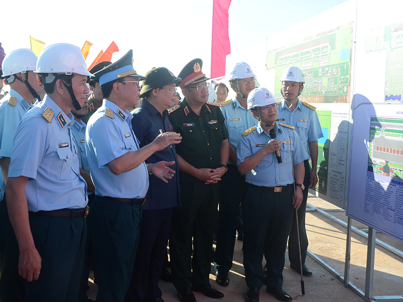 Chủ tịch Quốc hội Vương Đình Huệ thăm và làm việc tại Sân bay Phan Thiết