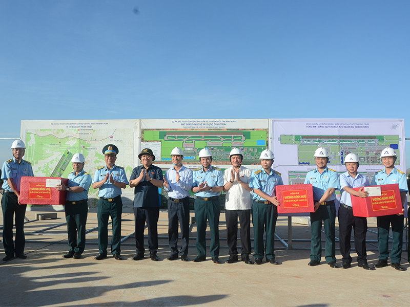 Chủ tịch Quốc hội Vương Đình Huệ thăm và làm việc tại Sân bay Phan Thiết