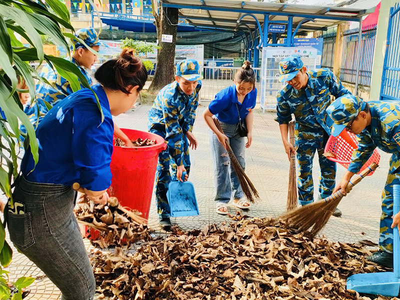 Cán bộ, chiến sĩ Sư đoàn 372 thực hiện Ngày Chủ nhật xanh tại Trường Tiểu học Nguyễn Bỉnh Khiêm
