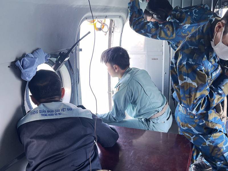 Trực thăng Trung đoàn 917 bay cứu hộ cứu nạn người dân bị mất tích trên vùng biển thuộc tỉnh Bình Thuận