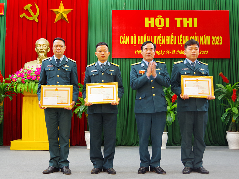 Sư đoàn 363 tổ chức Hội thi Cán bộ huấn luyện điều lệnh giỏi năm 2023