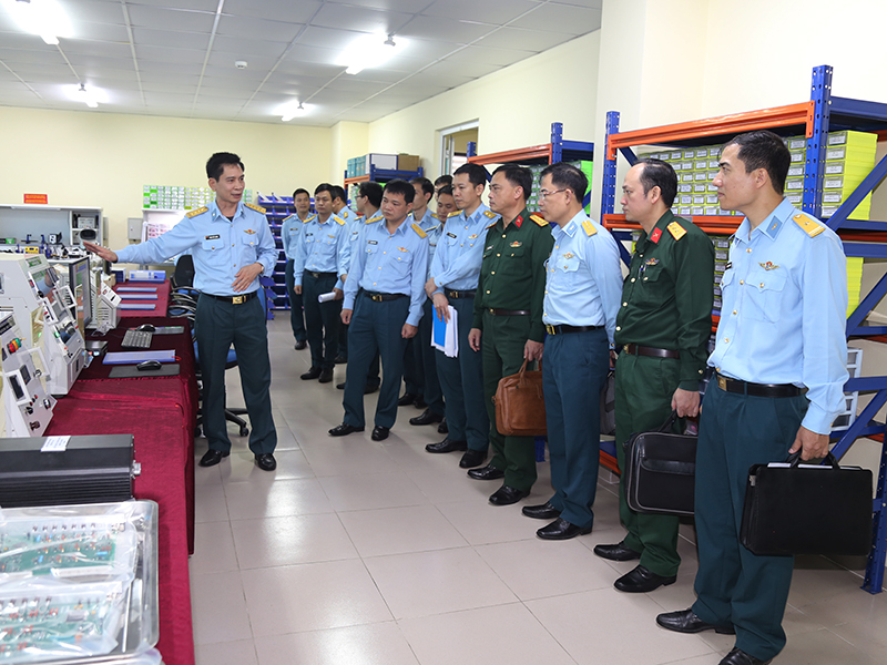 Đoàn công tác Hội đồng Giải thưởng “Tuổi trẻ sáng tạo” trong Quân đội khảo sát tại Quân chủng Phòng không - Không quân