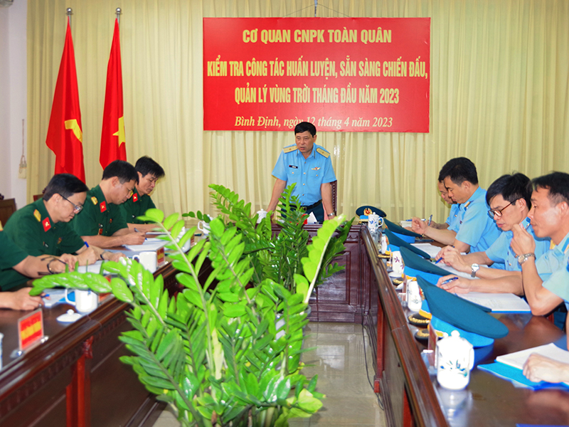 Cơ quan Chủ nhiệm Phòng không toàn quân kiểm tra công tác huấn luyện, sẵn sàng chiến đấu tại Lữ đoàn Phòng không 573