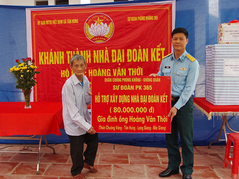 Sư đoàn 365 khánh thành và bàn giao “Nhà đại đoàn kết” tặng gia đình ông Hoàng Văn Thời