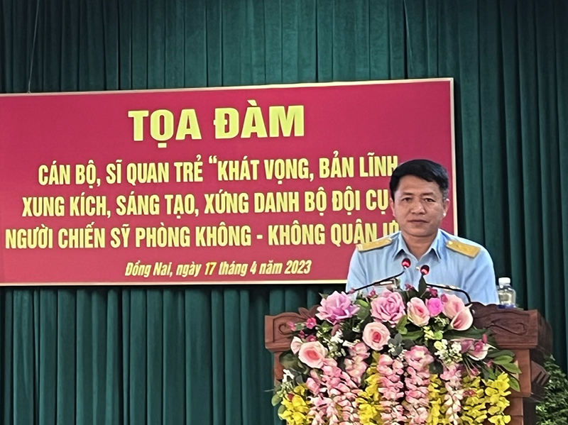 Trung đoàn 935 tổ chức Tọa đàm cán bộ, sĩ quan trẻ “Khát vọng, bản lĩnh, xung kích, sáng tạo xứng danh Bộ đội Cụ Hồ, Người chiến sĩ PK-KQ ưu tú”