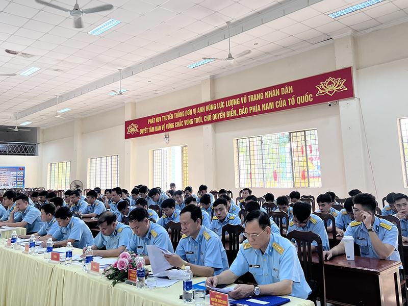 Trung đoàn 935 tổ chức Tọa đàm cán bộ, sĩ quan trẻ “Khát vọng, bản lĩnh, xung kích, sáng tạo xứng danh Bộ đội Cụ Hồ, Người chiến sĩ PK-KQ ưu tú”