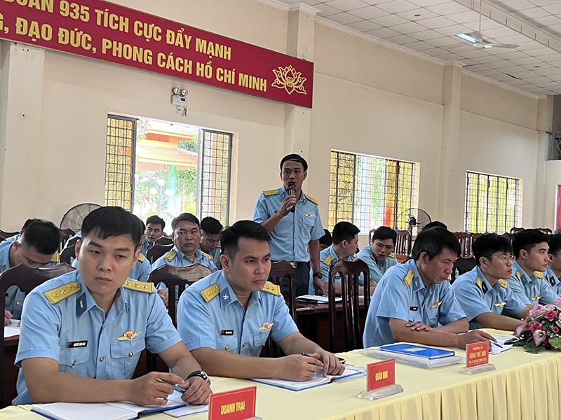 Trung đoàn 935 tổ chức Tọa đàm cán bộ, sĩ quan trẻ “Khát vọng, bản lĩnh, xung kích, sáng tạo xứng danh Bộ đội Cụ Hồ, Người chiến sĩ PK-KQ ưu tú”