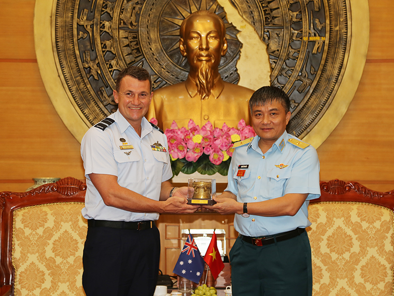 Tham mưu trưởng Không quân Hoàng gia Australia đến thăm, chào xã giao Thủ trưởng Bộ Tư lệnh Quân chủng Phòng không - Không quân