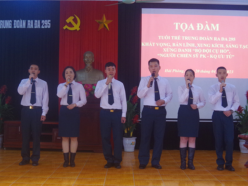 Trung đoàn 295 tổ chức Tọa đàm “Tuổi trẻ Trung đoàn 295 khát vọng, bản lĩnh, xung kích, sáng tạo, xứng danh “Bộ đội Cụ Hồ”, Người chiến sĩ PK-KQ ưu tú”