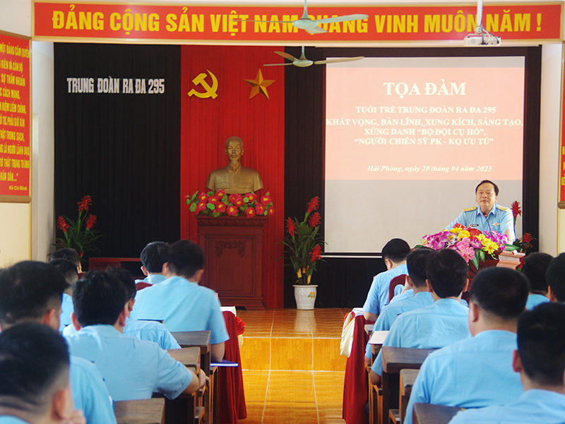 Trung đoàn 295 tổ chức Tọa đàm “Tuổi trẻ Trung đoàn 295 khát vọng, bản lĩnh, xung kích, sáng tạo, xứng danh “Bộ đội Cụ Hồ”, Người chiến sĩ PK-KQ ưu tú”