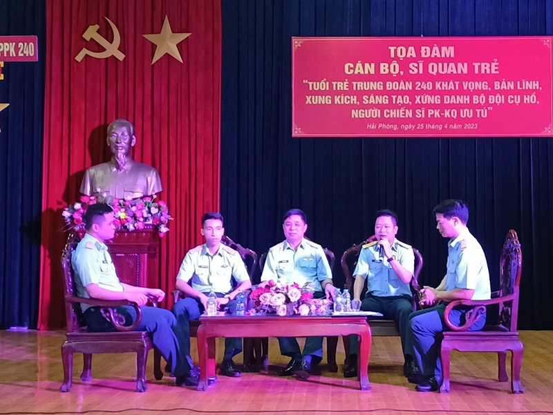 Trung đoàn 240 tổ chức Tọa đàm cán bộ, sĩ quan trẻ năm 2023