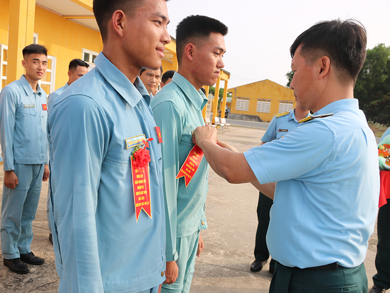 Trung đoàn 920 tổ chức thành công bay thả đơn trên máy bay IAK-52 cho học viên Khóa 48