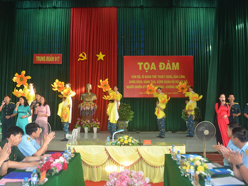 Trung đoàn 917 tổ chức Tọa đàm: Cán bộ, sĩ quan trẻ “Khát vọng, bản lĩnh, xung kích, sáng tạo, xứng danh Bộ đội Cụ Hồ, Người chiến sĩ Phòng không - Không quân ưu tú”
