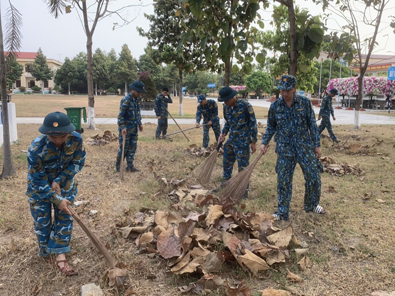 Hơn 300 cán bộ Đoàn, đoàn viên thanh niên, hội viên phụ nữ Trung đoàn 274 thực hiện “Ngày Chủ nhật xanh”