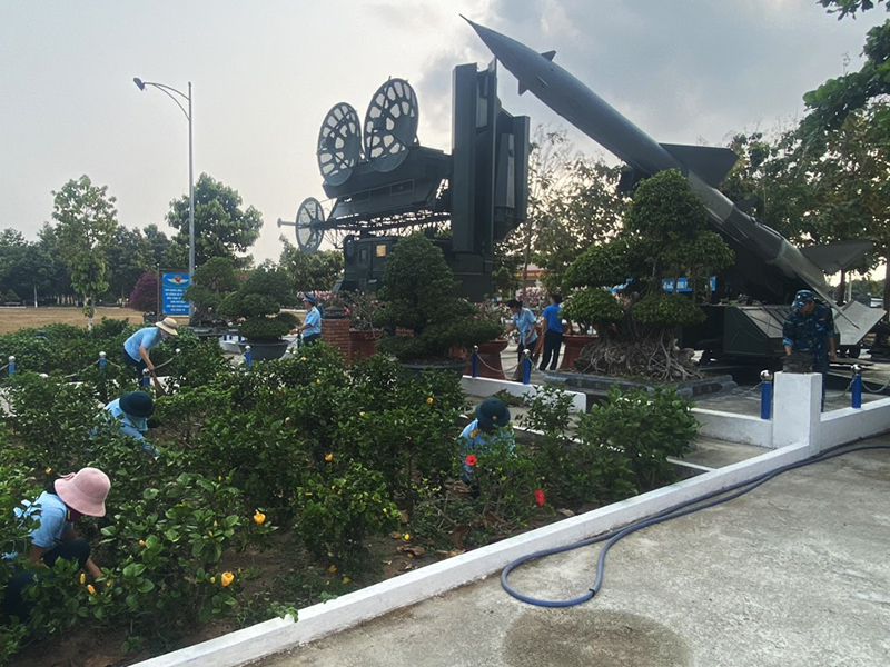 Hơn 300 cán bộ Đoàn, đoàn viên thanh niên, hội viên phụ nữ Trung đoàn 274 thực hiện “Ngày Chủ nhật xanh”