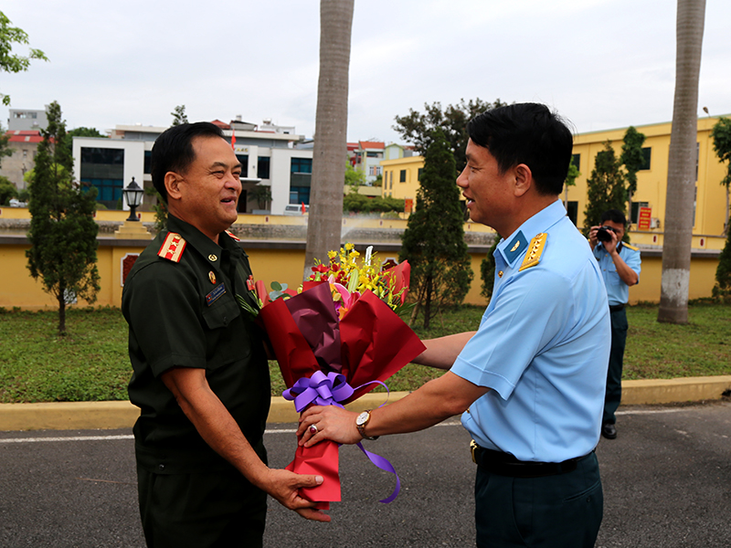 Đoàn công tác Cục Xây dựng cơ sở, Tổng cục Chính trị Quân đội nhân dân Lào thăm và làm việc tại Nhà máy A45