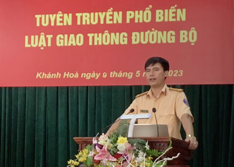 Trung đoàn 274 phối hợp tuyên truyền, phổ biến Luật Giao thông đường bộ