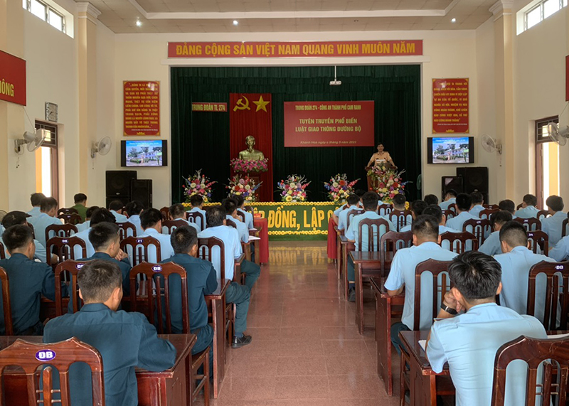 Trung đoàn 274 phối hợp tuyên truyền, phổ biến Luật Giao thông đường bộ