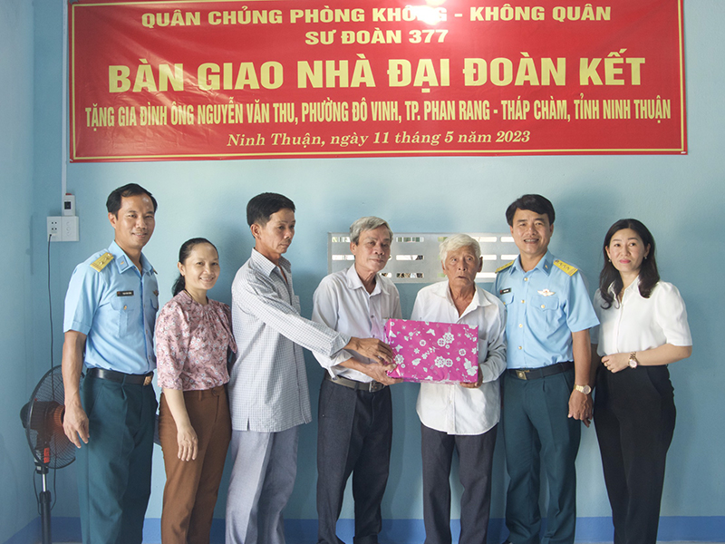 Sư đoàn 377 bàn giao “Nhà đại đoàn kết” tặng gia đình chính sách