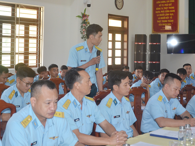 Sư đoàn 370 tổ chức Tọa đàm: Cán bộ, sĩ quan, quân nhân chuyên nghiệp trẻ “Khát vọng, bản lĩnh, xung kích, sáng tạo, xứng danh Bộ đội Cụ Hồ, Người chiến sĩ Phòng không - Không quân ưu tú”