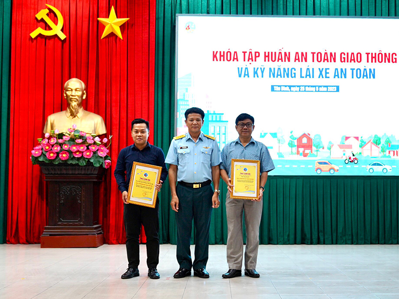 Sư đoàn 370 tập huấn kiến thức an toàn giao thông và phổ biến kỹ năng lái xe an toàn cho cán bộ, nhân viên