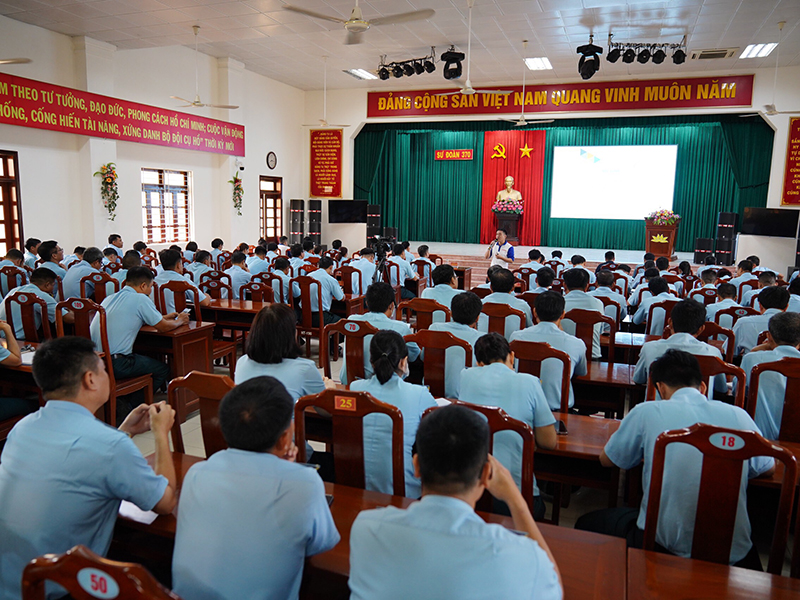 Sư đoàn 370 tập huấn kiến thức an toàn giao thông và phổ biến kỹ năng lái xe an toàn cho cán bộ, nhân viên