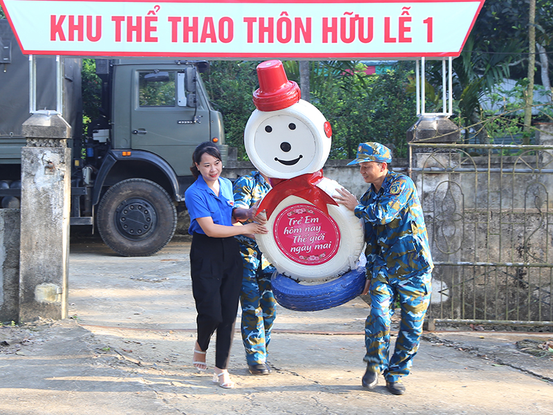 Trung đoàn 923 lắp đặt và bàn giao khu vui chơi tặng thôn Hữu Lễ 1, xã Thọ Xương, huyện Thọ Xuân, tỉnh Thanh Hóa