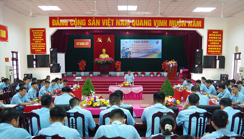 Sư đoàn 372 tổ chức tọa đàm cán bộ, sĩ quan, quân nhân chuyên nghiệp trẻ