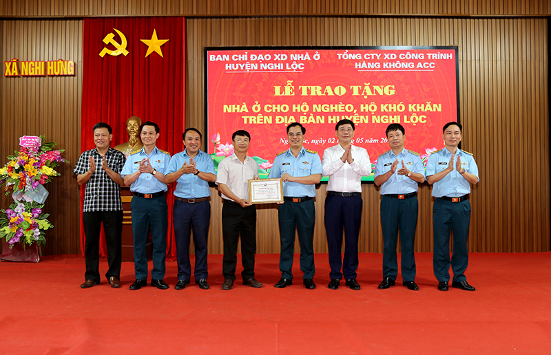 Tổng công ty ACC trao 350 triệu đồng hỗ trợ xây dựng nhà tình nghĩa, nhà đại đoàn kết trên địa bàn huyện Nghi Lộc, tỉnh Nghệ An