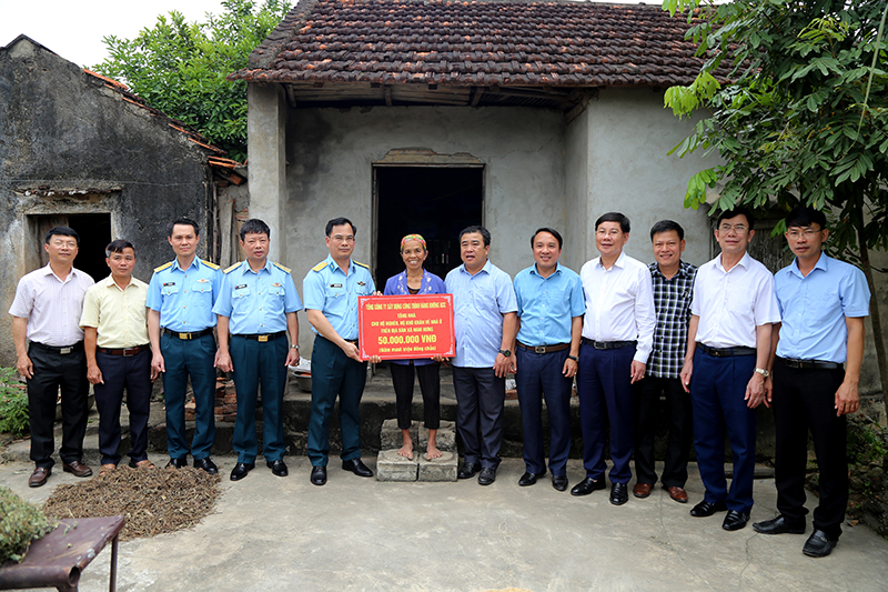 Tổng công ty ACC trao 350 triệu đồng hỗ trợ xây dựng nhà tình nghĩa, nhà đại đoàn kết trên địa bàn huyện Nghi Lộc, tỉnh Nghệ An