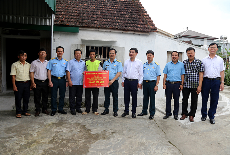Tổng công ty ACC trao 350 triệu đồng hỗ trợ xây dựng nhà tình nghĩa, nhà đại đoàn kết trên địa bàn huyện Nghi Lộc, tỉnh Nghệ An