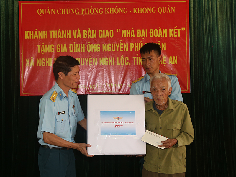 Quân chủng Phòng không-Không quân khánh thành và bàn giao “Nhà Đại đoàn kết” tặng gia đình ông Nguyễn Phú Thuận