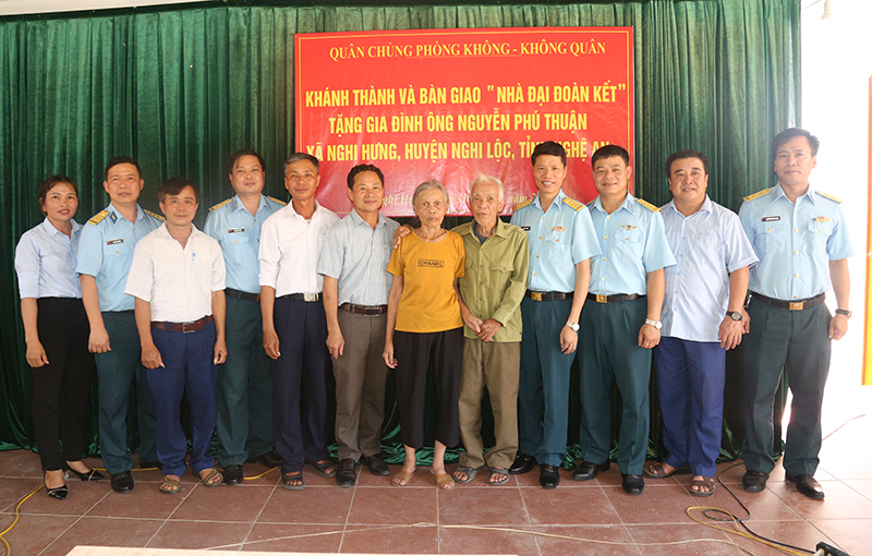 Quân chủng Phòng không-Không quân khánh thành và bàn giao “Nhà Đại đoàn kết” tặng gia đình ông Nguyễn Phú Thuận