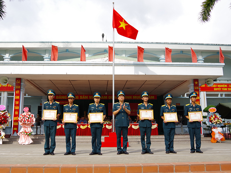 Các đơn vị trong Quân chủng Phòng không - Không quân tuyên thệ chiến sĩ mới năm 2023
