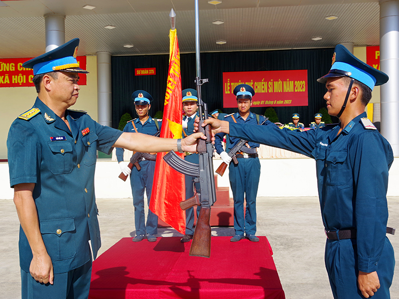 Các đơn vị trong Quân chủng Phòng không - Không quân tuyên thệ chiến sĩ mới năm 2023