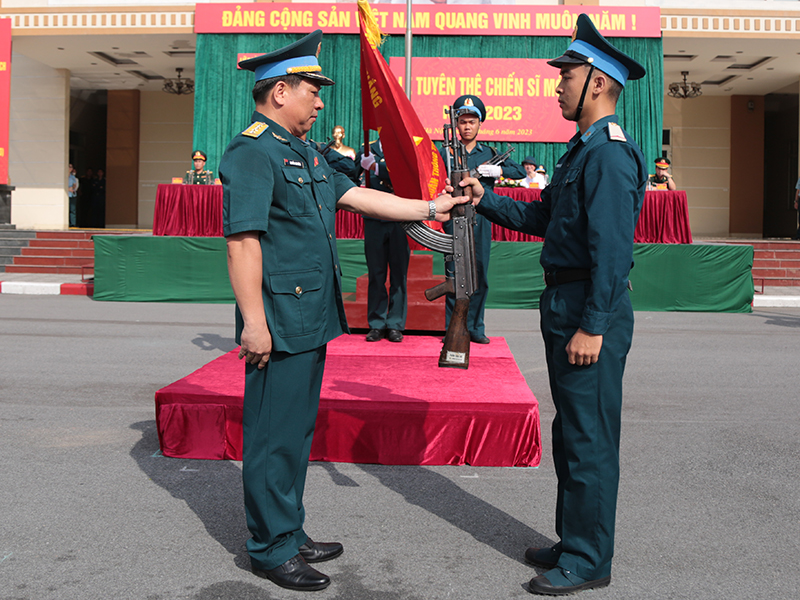 Các đơn vị trong Quân chủng Phòng không - Không quân tuyên thệ chiến sĩ mới năm 2023