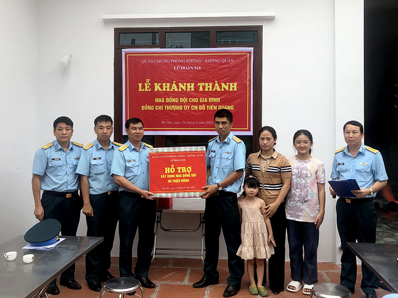 Lữ đoàn 918 tổ chức bàn giao nhà đồng đội