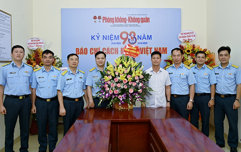 Thiếu tưởng Hoàng Văn Lâu - Chủ nhiệm Chính trị Quân chủng chúc mừng Báo Phòng không - Không quân nhân Ngày Báo chí cách mạng Việt Nam